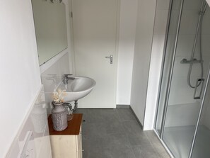 Shower, hair dryer, towels, soap - Old Town Apartment Hameln App 2 (Hameln)