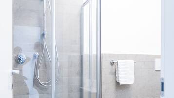 Doccia, asciugacapelli, bidet, asciugamani