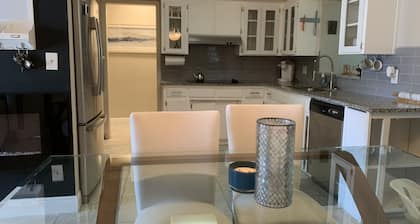 CAPTAIN’S QUARTERS Tropical pool house. Airport, Beaches, Usssa sports complex