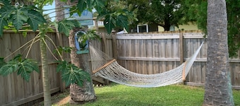 CAPTAIN’S QUARTERS Tropical pool house. Airport, Beaches, Usssa sports complex