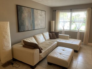 Smart TV, fireplace, books - CAPTAIN’S QUARTERS Tropical pool house. Airport, Beaches, Usssa sports complex (Melbourne)