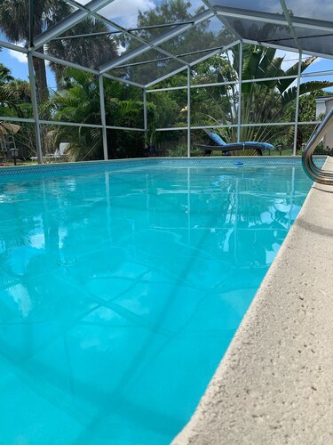 CAPTAIN’S QUARTERS Tropical pool house. Airport, Beaches, Usssa sports complex