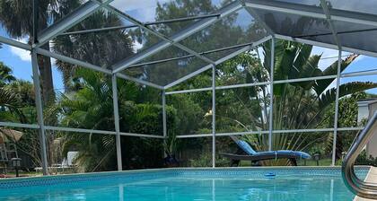 CAPTAIN’S QUARTERS Tropical pool house. Airport, Beaches, Usssa sports complex
