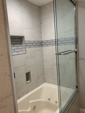 Ensemble douche/baignoire, baignoire à jets, sèche-cheveux