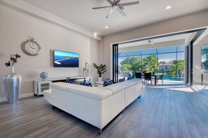 Smart-TV, Kamin, Arbeitsbereiche