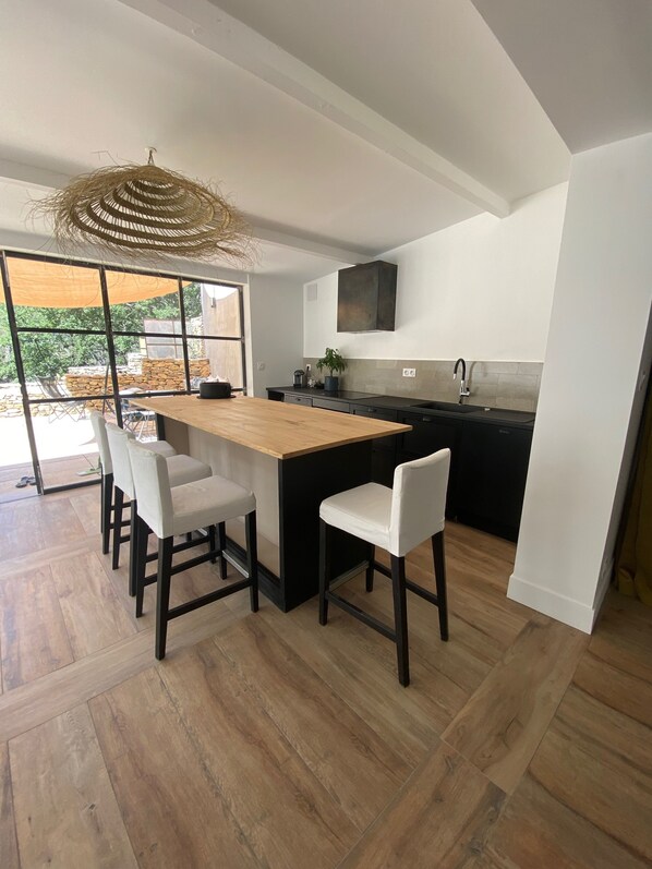 Jääkaappi, uuni, liesi, astianpesukone