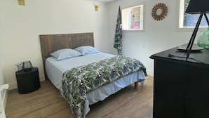 Une chambre à coucher avec un lit, un bureau et une fenêtre.
