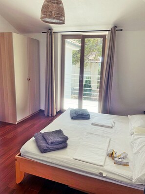 6 habitaciones, tabla de planchar con plancha, wifi y ropa de cama 