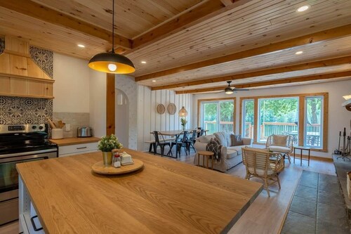 Chalet gateaway Hot tub, Fireplace, Skiing & Games