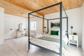 4 bedrooms, iron/ironing board, WiFi, bed sheets - Magical Moments Hot tub & Swimmable Lake (Amherst)
