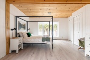 4 bedrooms, iron/ironing board, travel crib, WiFi