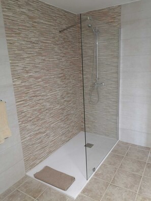 Dusj, hårføner, håndklær og såpe