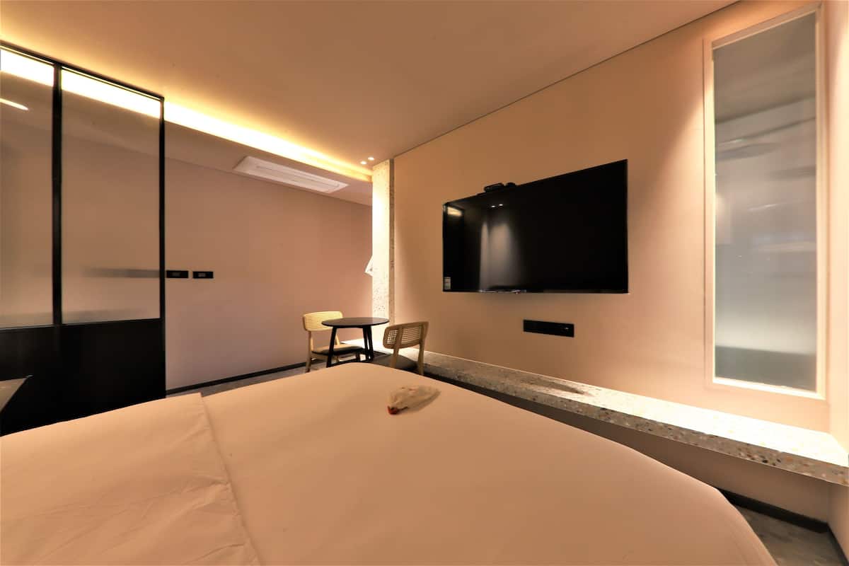 Deluxe Room, Non Smoking, Bathtub | Premium bedding, down duvets, free WiFi, bed sheets