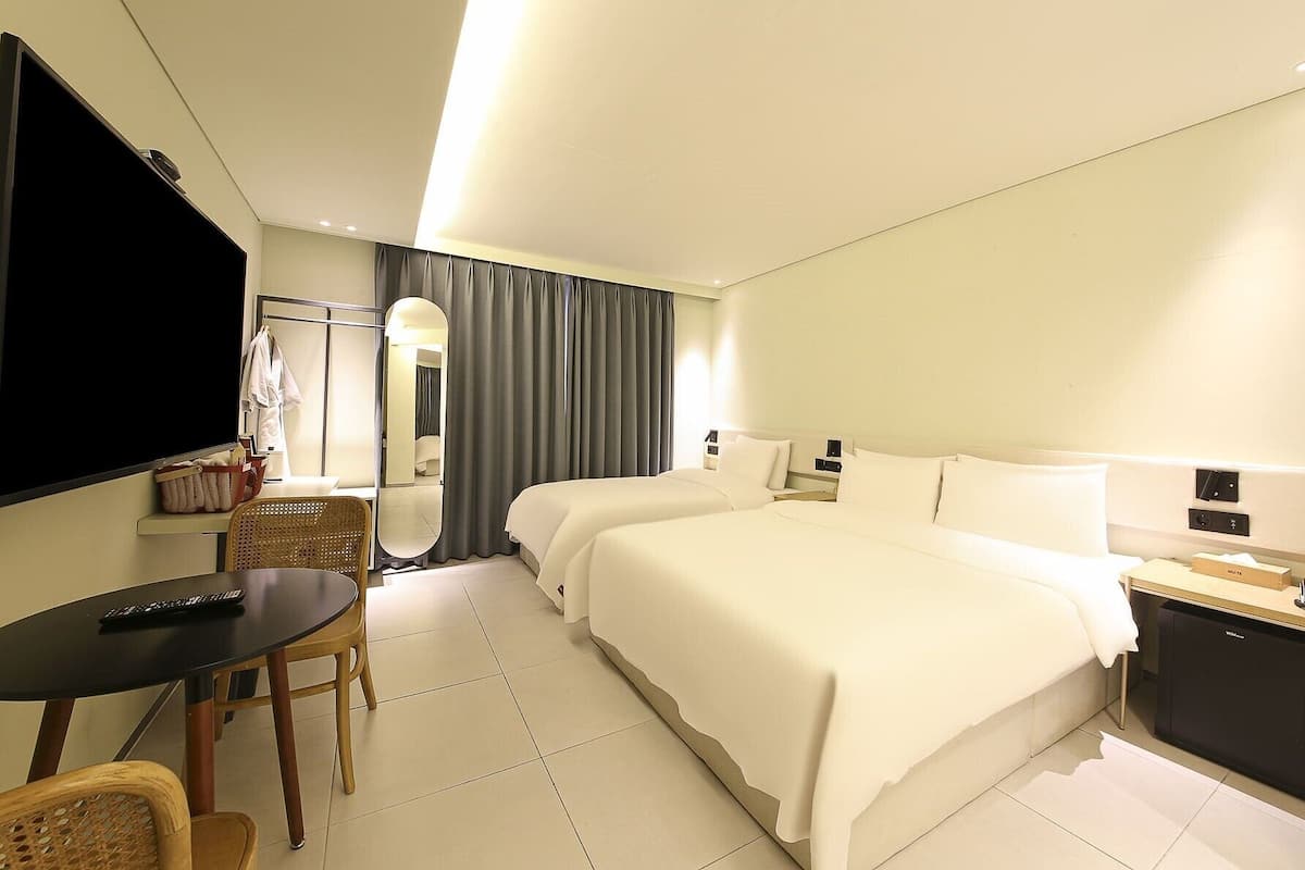 Twin Room | Premium bedding, down comforters, free WiFi, bed sheets