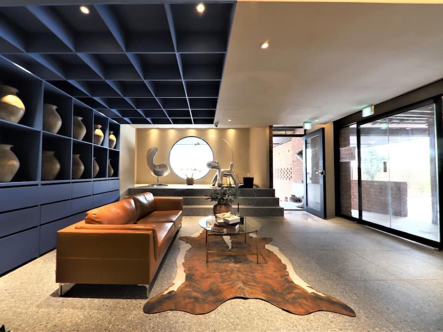 Coin salon dans le hall