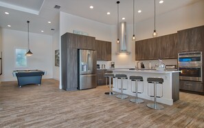 Fridge, microwave, oven, stovetop - Intervillas Florida - Villa Leonardo (Cape Coral)