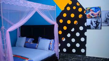 6 bedrooms, iron/ironing board, WiFi, bed sheets