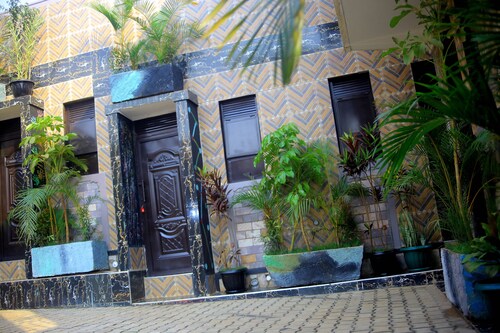 Kampala Free Breakfast, Free WiFi, Free Airport Shuttle