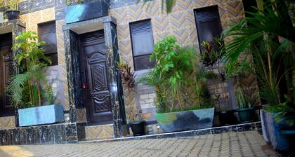 Kampala Free Breakfast, Free WiFi, Free Airport Shuttle