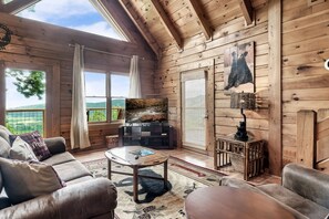 Smart TV, fireplace, video games, DVD player - SALE! Stunning Views, Pool, Hot Tub, Grill, Game Room, Near Park Entrance (Sevierville)