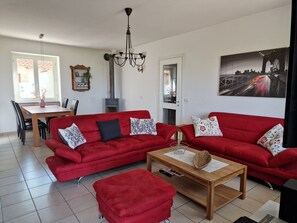 Smart-TV, Kamin, DVD-Player, Stereoanlage