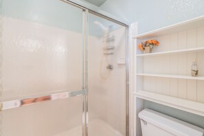Bathtub, hair dryer, towels, soap - Cozy Condo! New low rates for Spring/Summer 2026! Pet Friendly! (Tucson)