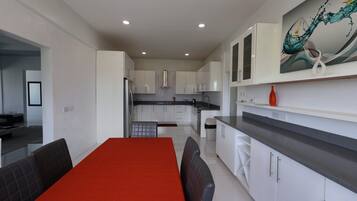 Een koelkast, een magnetron, een koffiezetapparaat/waterkoker