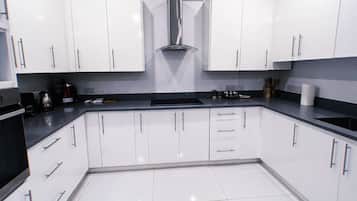 Een koelkast, een magnetron, een koffiezetapparaat/waterkoker