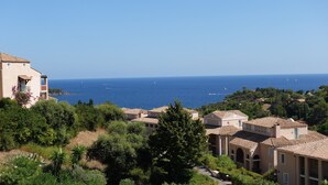 Vista costera con edificios y mar azul cristalino.