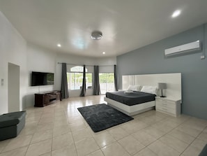 5 bedrooms, desk