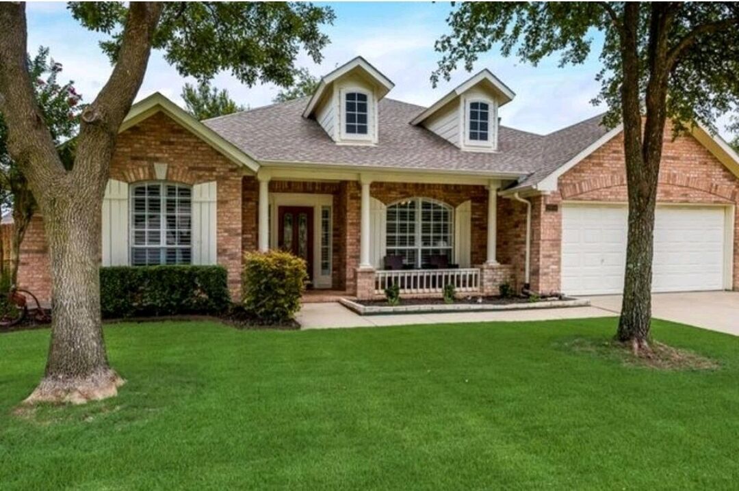 Single story 15m from DFW in desirable neighborhood