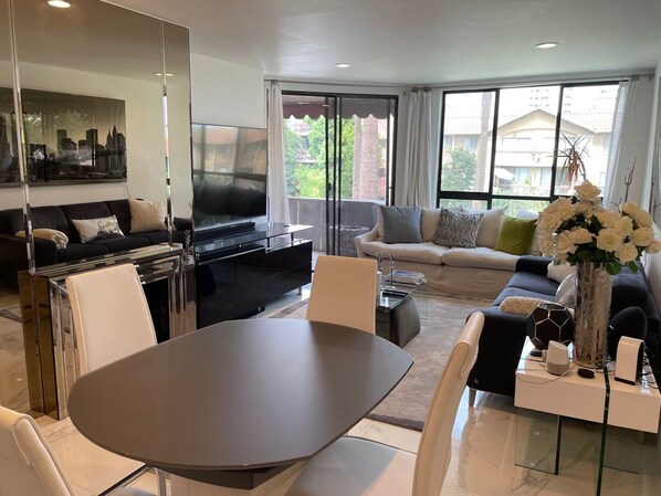 Living area - Hollywood Luxury Home w/perfect view of Palm trees (Los Angeles)