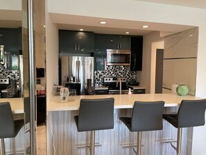 Private kitchen - Hollywood Luxury Home w/perfect view of Palm trees (Los Angeles)