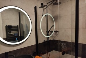 Regadera y secadora de cabello 