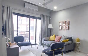 Een smart-tv en boeken