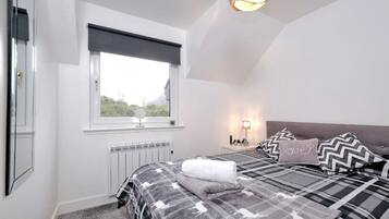 2 makuuhuonetta, työpöytä, silitysrauta/-lauta, ilmainen Wi-Fi