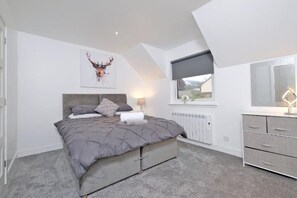 2 Schlafzimmer, Schreibtisch, Bügeleisen/Bügelbrett, kostenloses WLAN