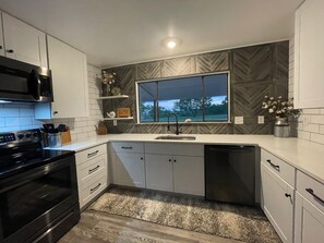 Fridge, microwave, oven, stovetop - Country Living with all the Amenities (Lockhart)