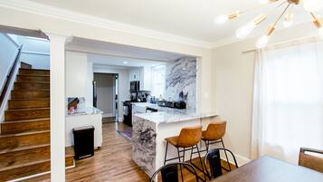 雪櫃、微波爐、焗爐、爐具