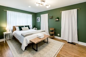 4 bedrooms, iron/ironing board, travel crib, free WiFi - Welcome to "The Spot" Southland/6 Miles to Keeneland! (Lexington)