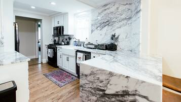 Een koelkast, een microgolfoven, een oven, een kookplaat