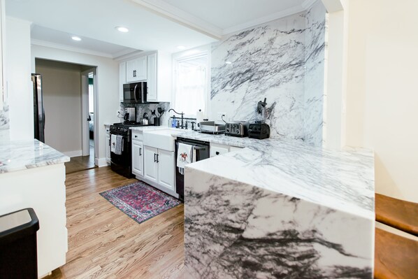 Fridge, microwave, oven, stovetop - Welcome to "The Spot" Southland/6 Miles to Keeneland! (Lexington)