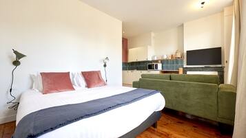 Tabla de planchar con plancha, wifi gratis, ropa de cama