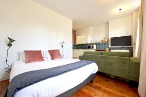 Iron/ironing board, free WiFi, bed sheets