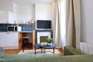 Flat-screen TV, Netflix, streaming services