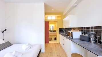 Iron/ironing board, free WiFi, bed sheets