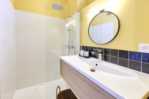 Shower, hair dryer, towels