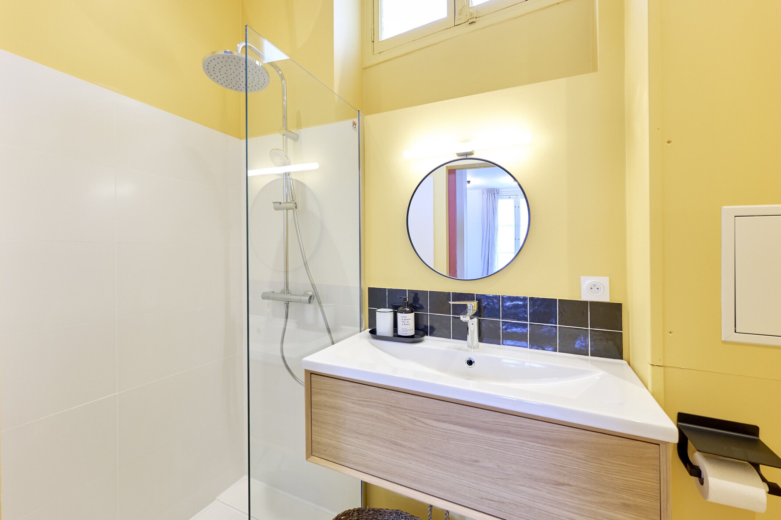 Een douche, een haardroger, handdoeken