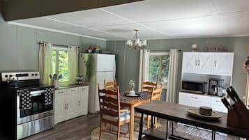 Een koelkast, een microgolfoven, een oven, een kookplaat