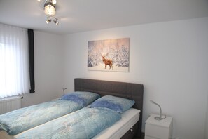 2 多间卧室、免费 WiFi、床单